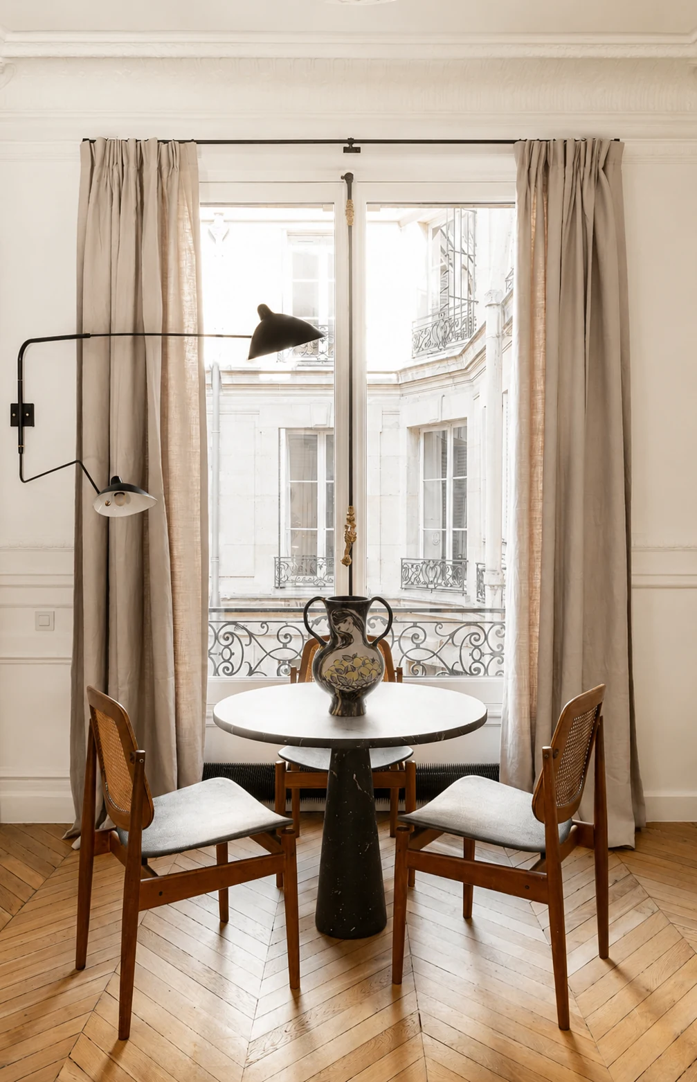 Vase aux citrons posé sur une table ronde en marbre dans un appartement haussmannien
