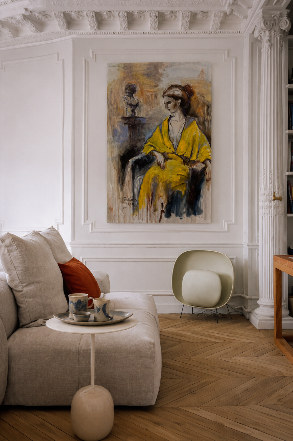 The Yellow Dress accrochée dans un salon lumineux au mobilier design et sols en chevron