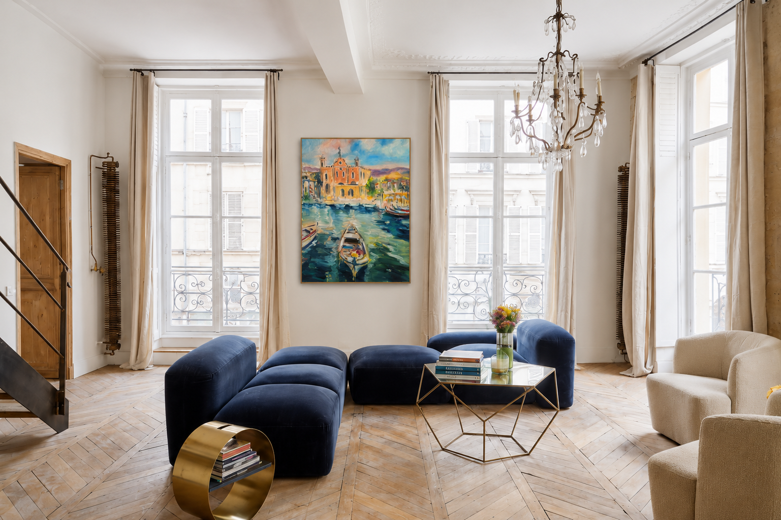 Le port accrochée dans un salon lumineux au canapé bleu nuit