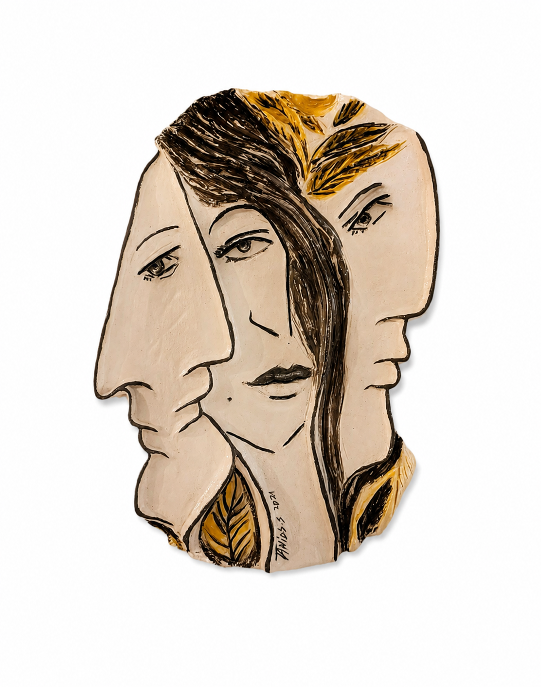 Trois visages — plaque murale en terre cuite émaillée, trois visages stylisés en noir sur fond ivoire, par Sonya Tanios