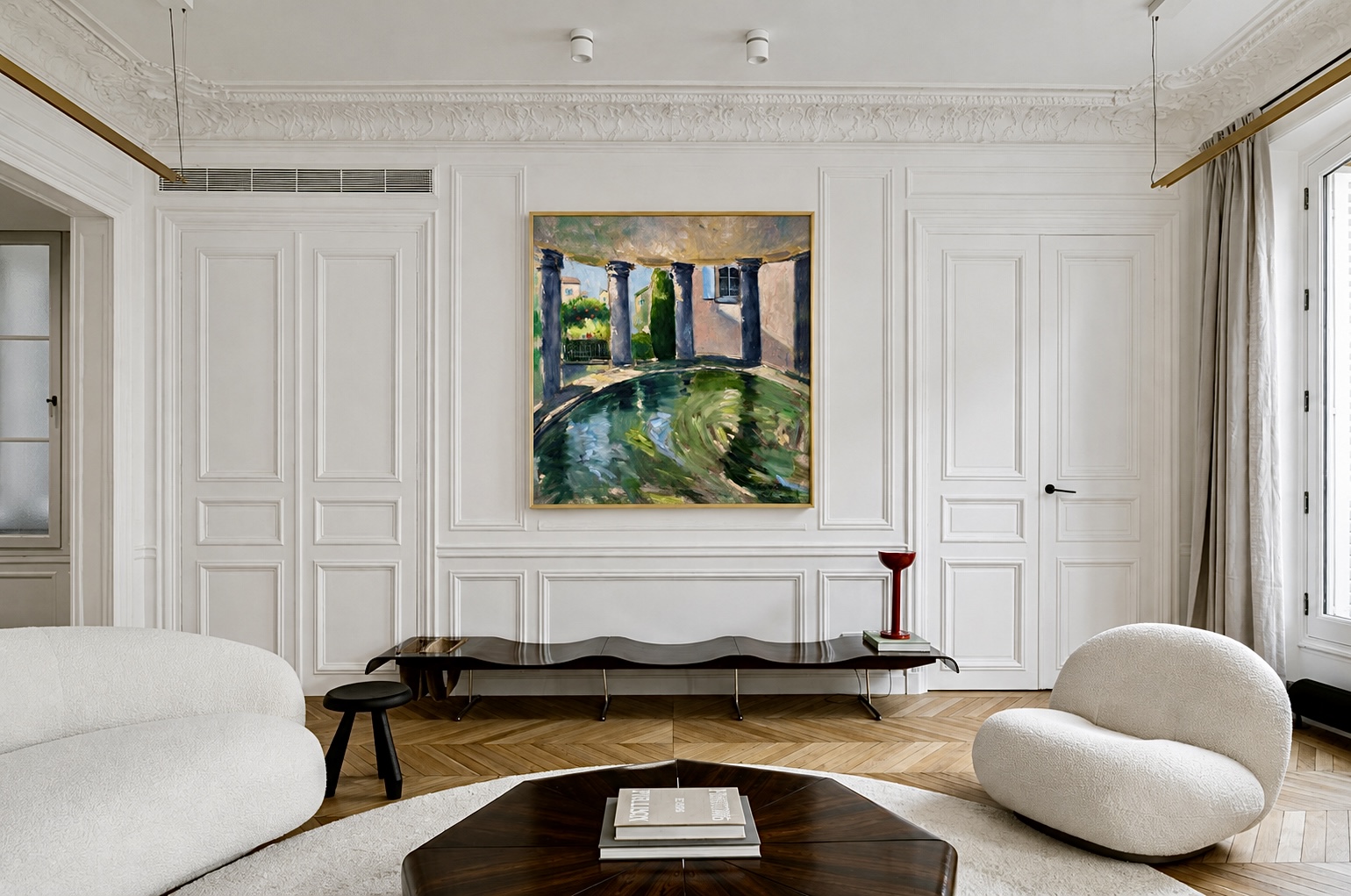 Le bassin accrochée dans un salon haussmannien parisien au-dessus d'un banc en bois