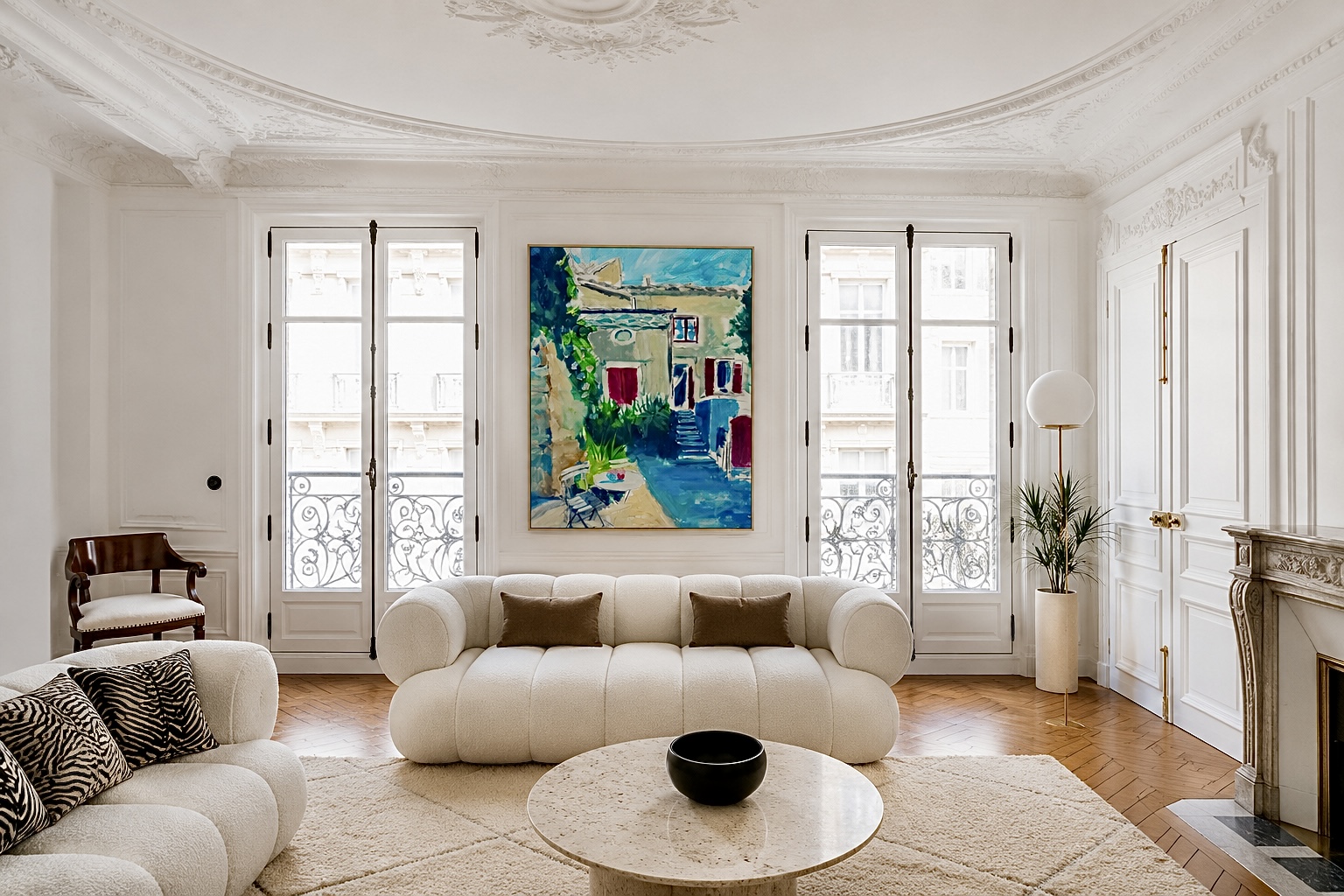 Cour aux volets accrochée dans un salon haussmannien parisien entre deux fenêtres