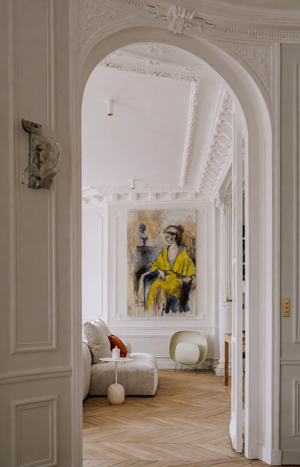 The Yellow Dress accrochée dans un salon haussmannien au-dessus d'un canapé gris